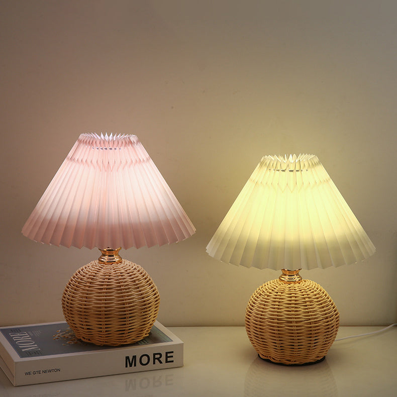 Lampada da Tavolo LED a Pallone Conico Pieghettato in Rattan Nordico Contemporaneo per Camera da Letto
