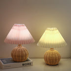 Lampada da Tavolo LED a Pallone Conico Pieghettato in Rattan Nordico Contemporaneo per Camera da Letto