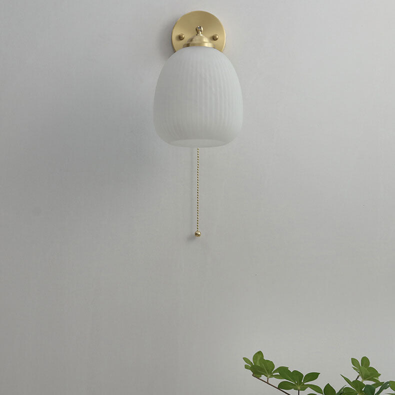 Applique da parete moderna nordica a strisce in vetro bianco ottone con cavo di trazione per camera da letto