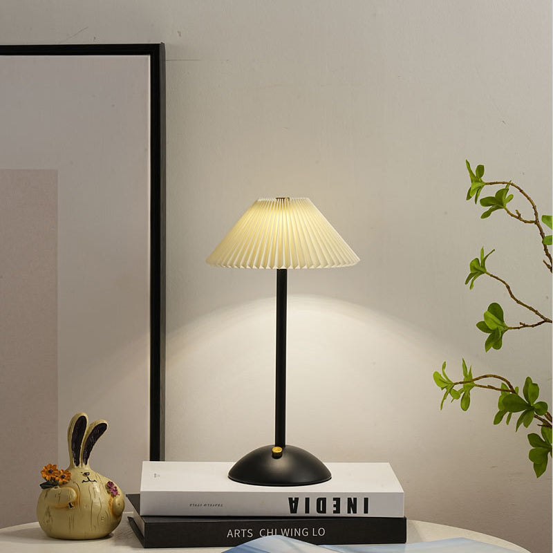 Lampada da Tavolo Conica Plissettata Ricaricabile in Ferro Scandinava Contemporanea da 1 Luce per Comodino