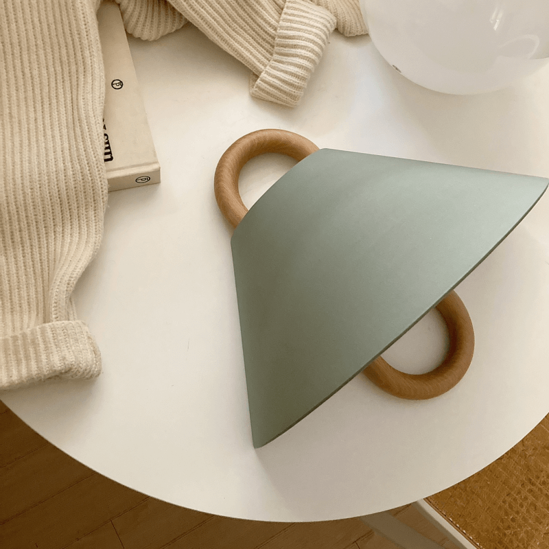 Applique moderna originale in legno massello plissettato a semicerchio con 1 luce
