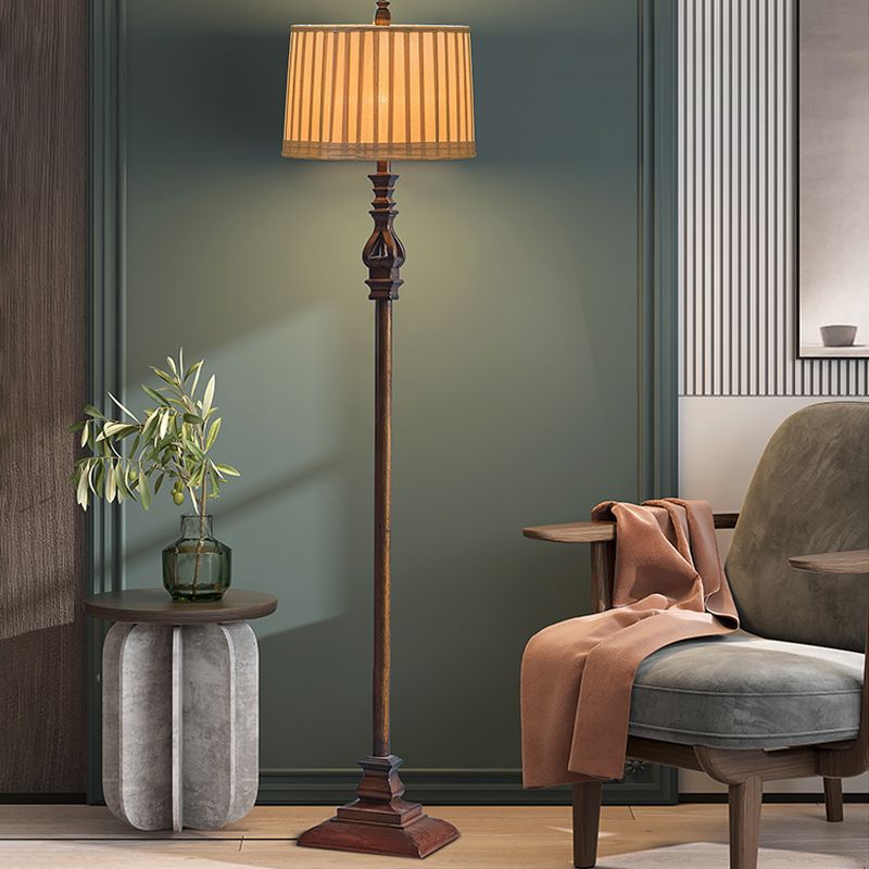 Lampada da Terra Vintage Marrone con Paralume Plissettato e Base in Resina