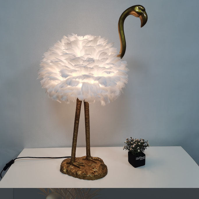 Lampada da tavolo in metallo a forma di fenicottero con piume d'oca nordico contemporaneo, 1 luce per comodino