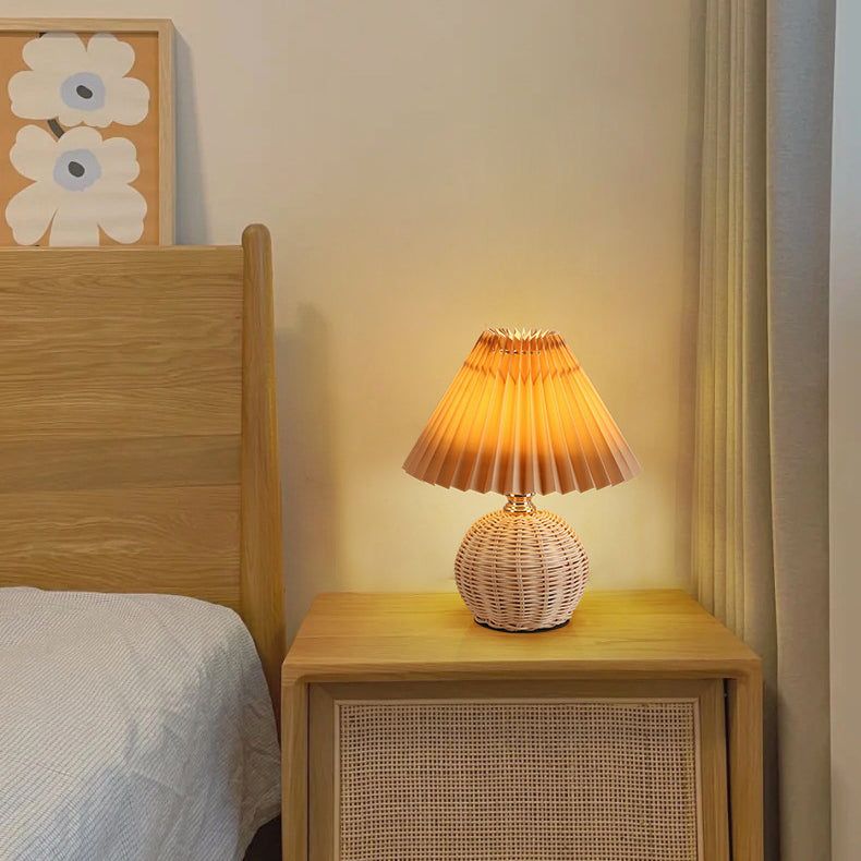 Lampada da Tavolo LED a Pallone Conico Pieghettato in Rattan Nordico Contemporaneo per Camera da Letto