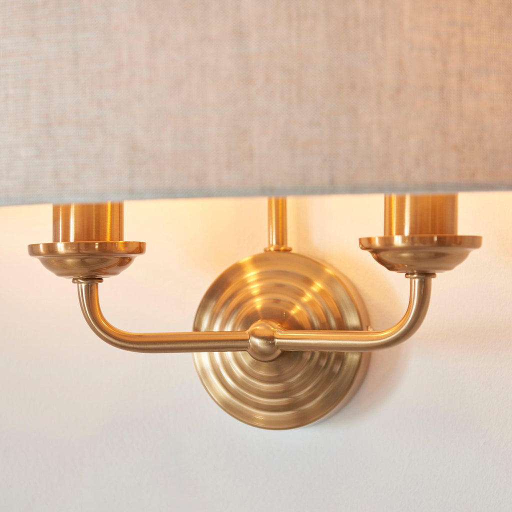 Applique in Ottone Highclere di Endon - Paralume in Lino Naturale