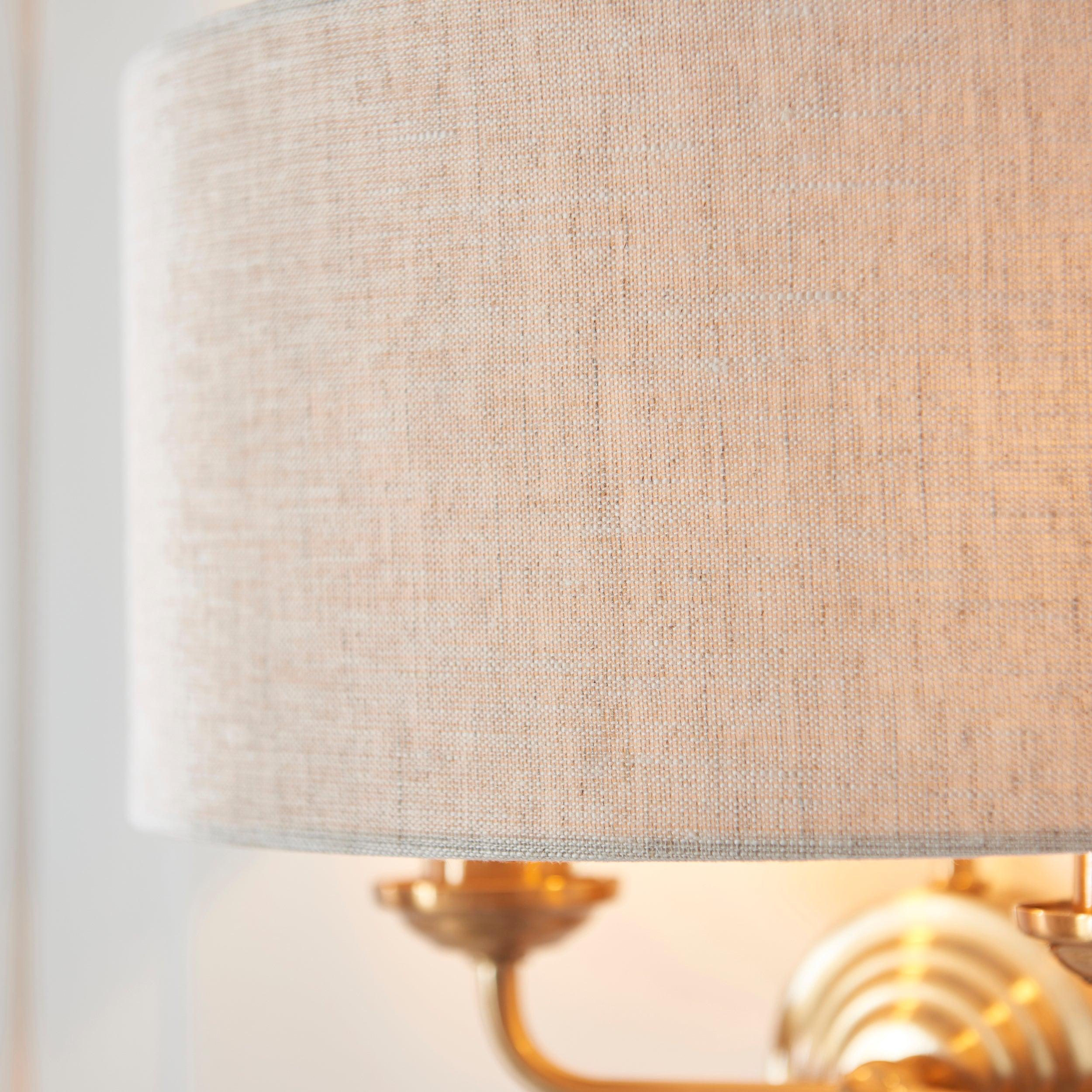 Applique in Ottone Highclere di Endon - Paralume in Lino Naturale