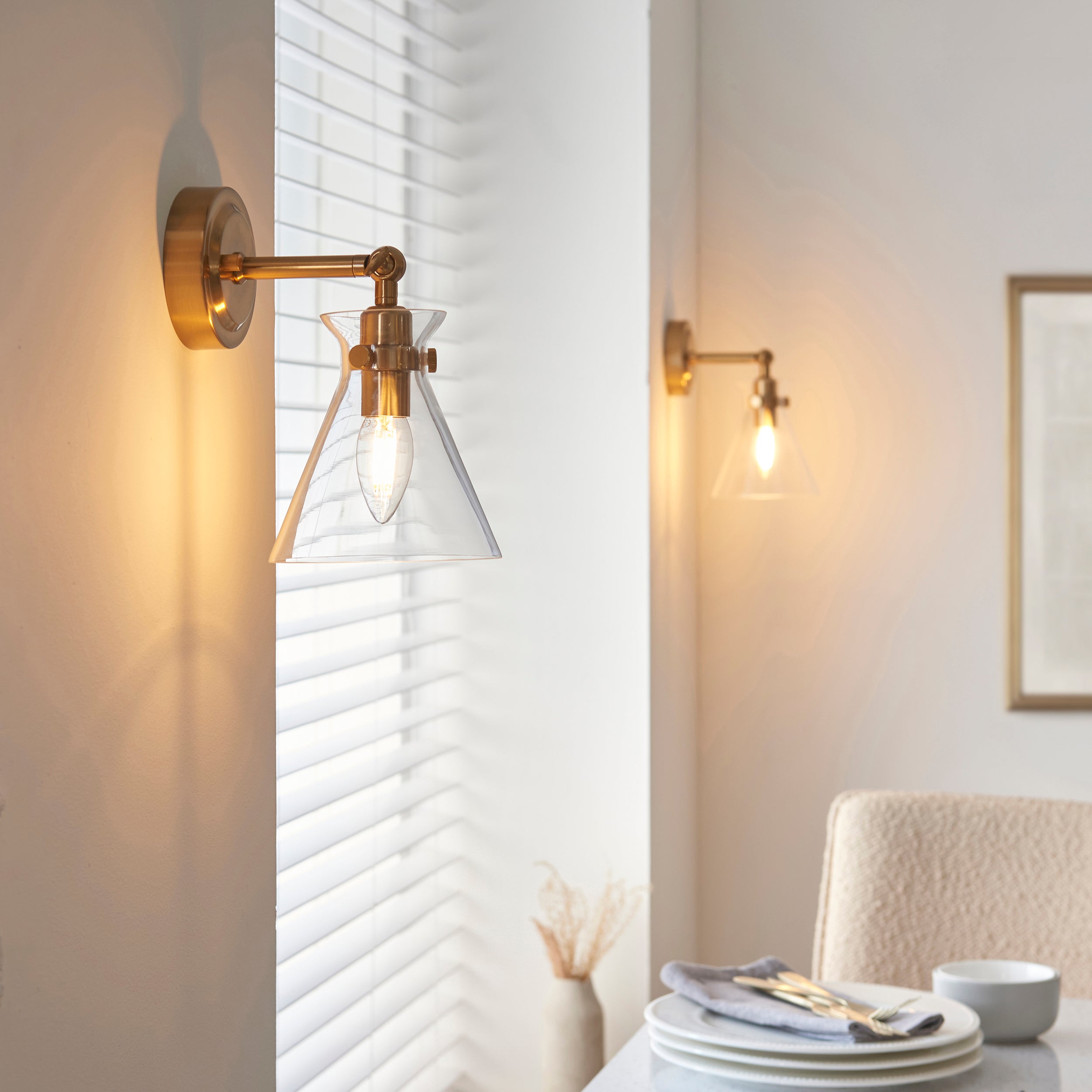 Lampada da Parete Regolabile in Ottone Harlow di Endon Lighting