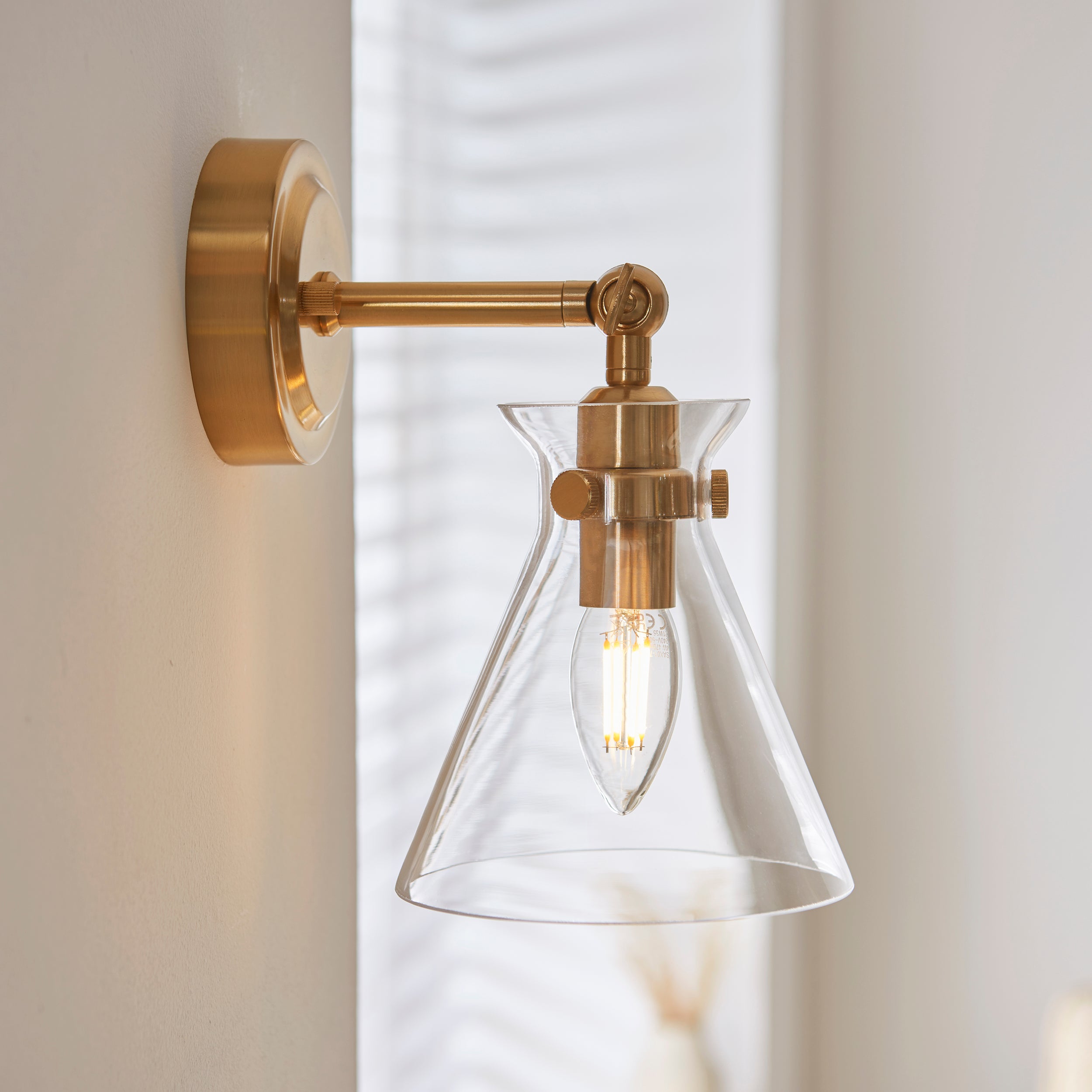 Lampada da Parete Regolabile in Ottone Harlow di Endon Lighting