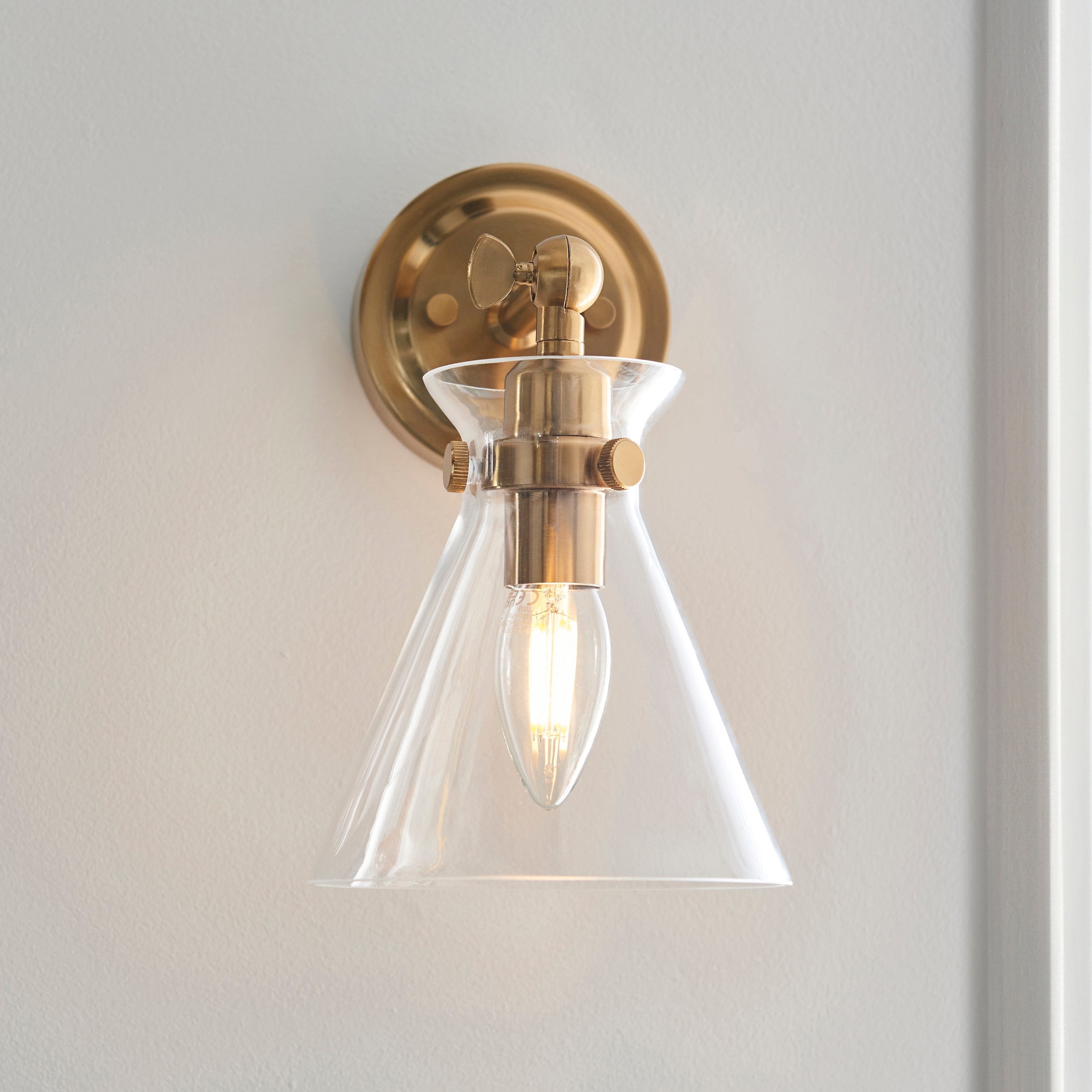 Lampada da Parete Regolabile in Ottone Harlow di Endon Lighting