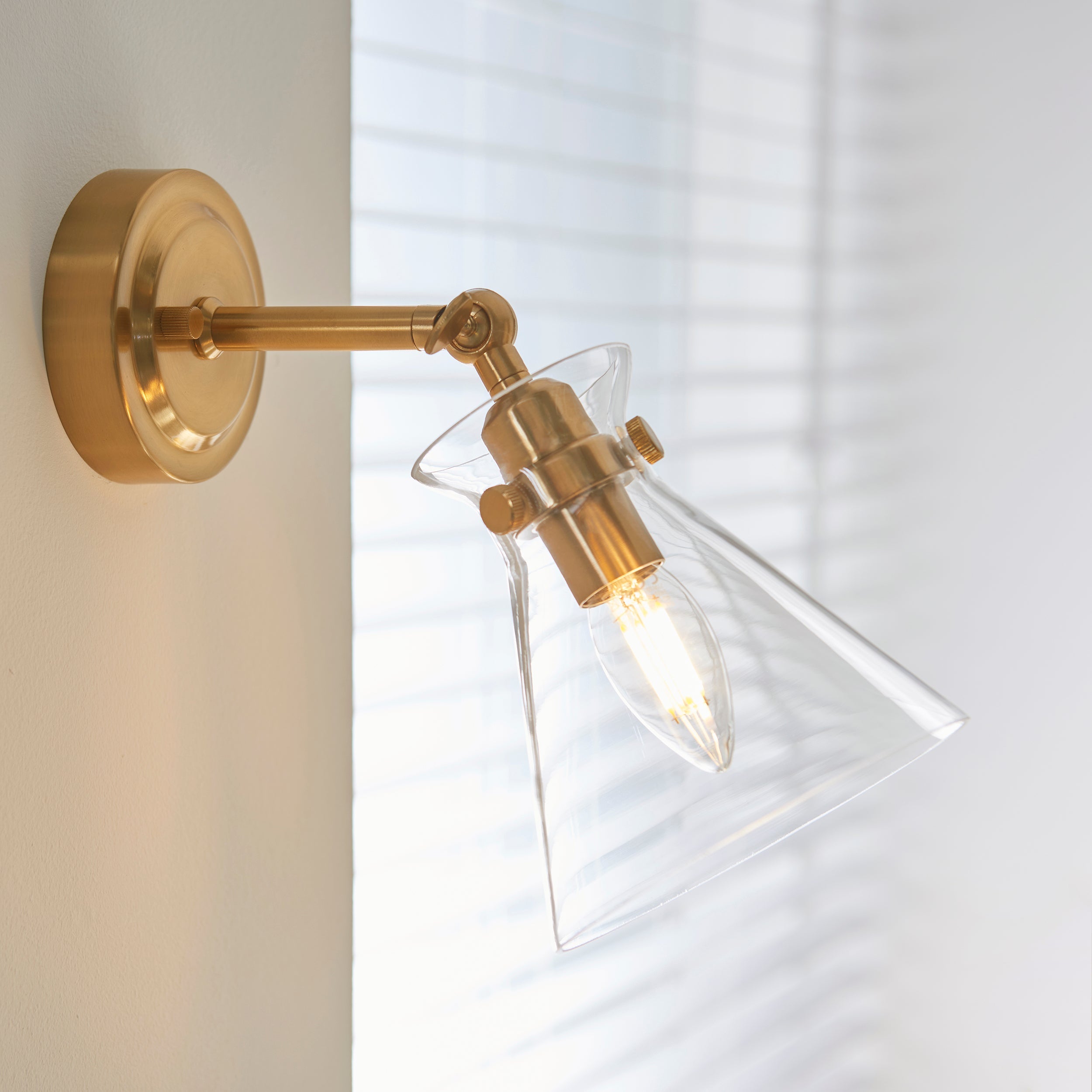 Lampada da Parete Regolabile in Ottone Harlow di Endon Lighting