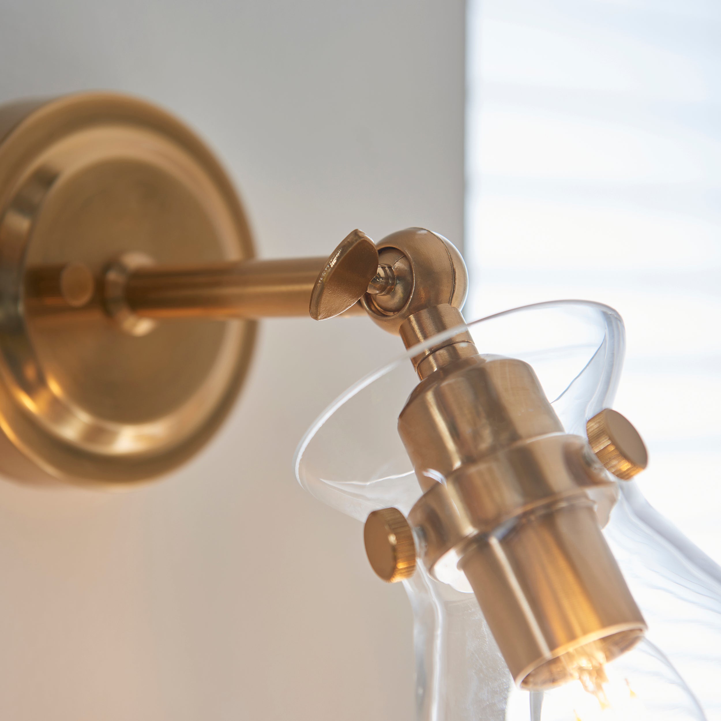 Lampada da Parete Regolabile in Ottone Harlow di Endon Lighting