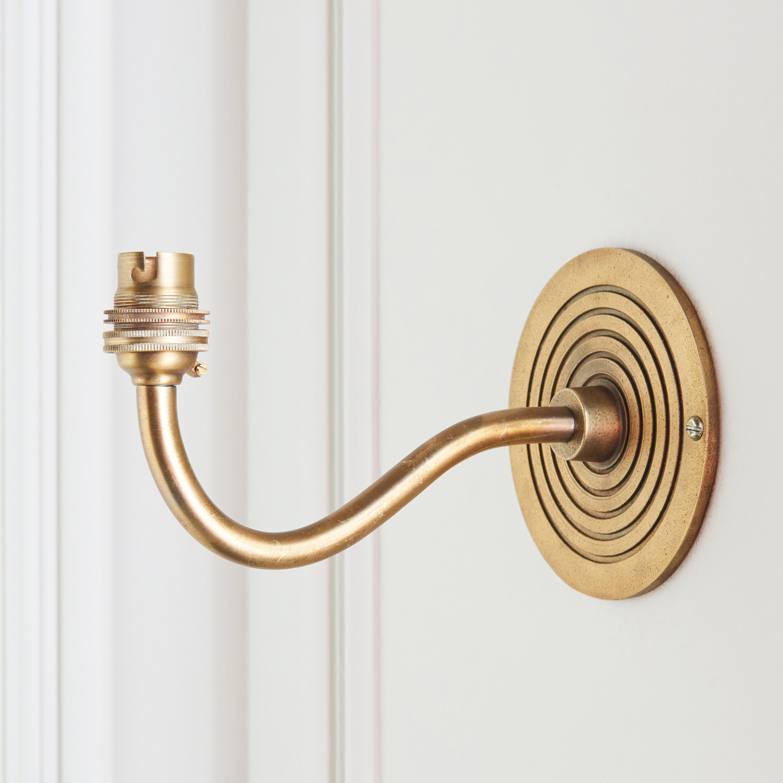 Fissaggio a Muro in Ottone a Curva Ripple
