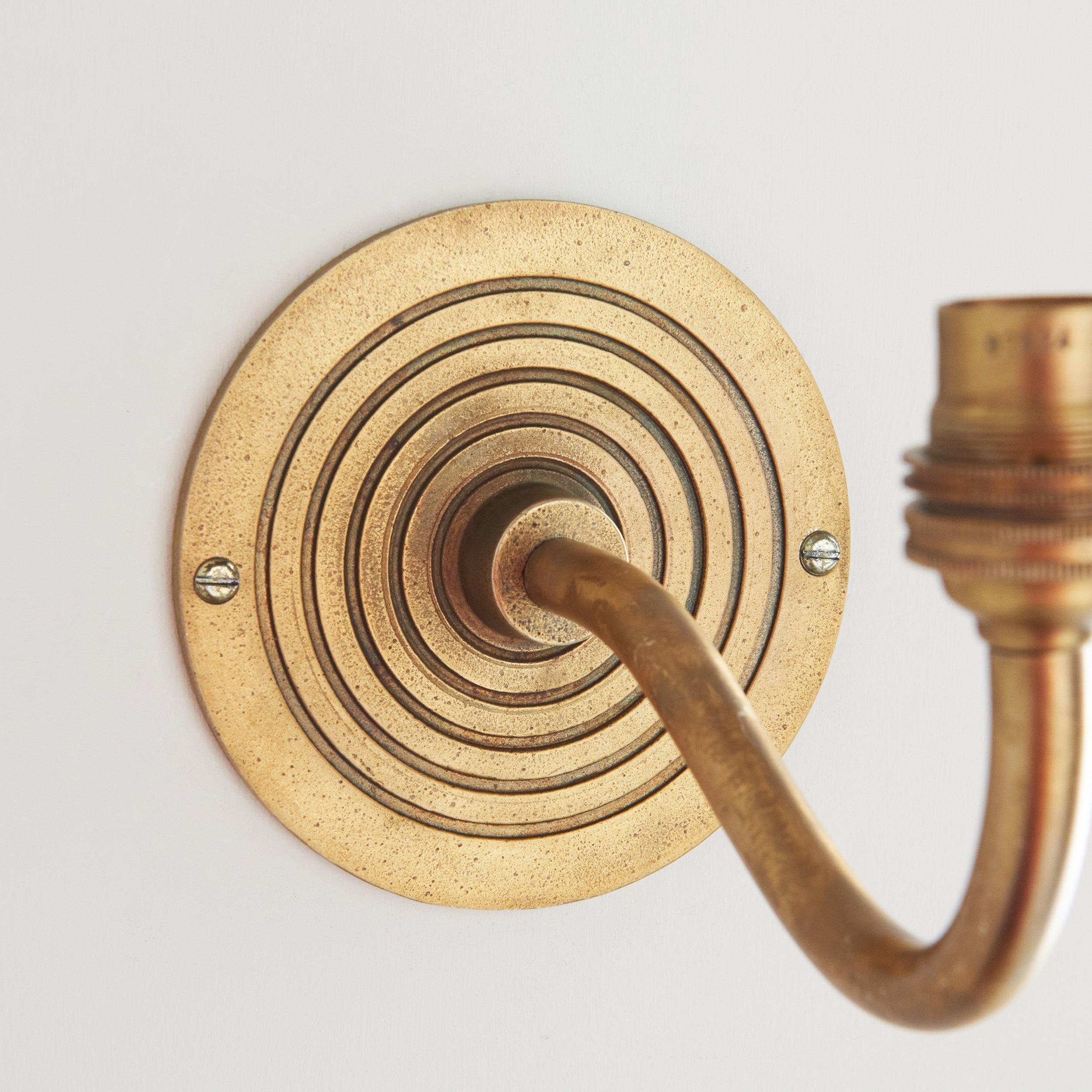 Fissaggio a Muro in Ottone a Curva Ripple