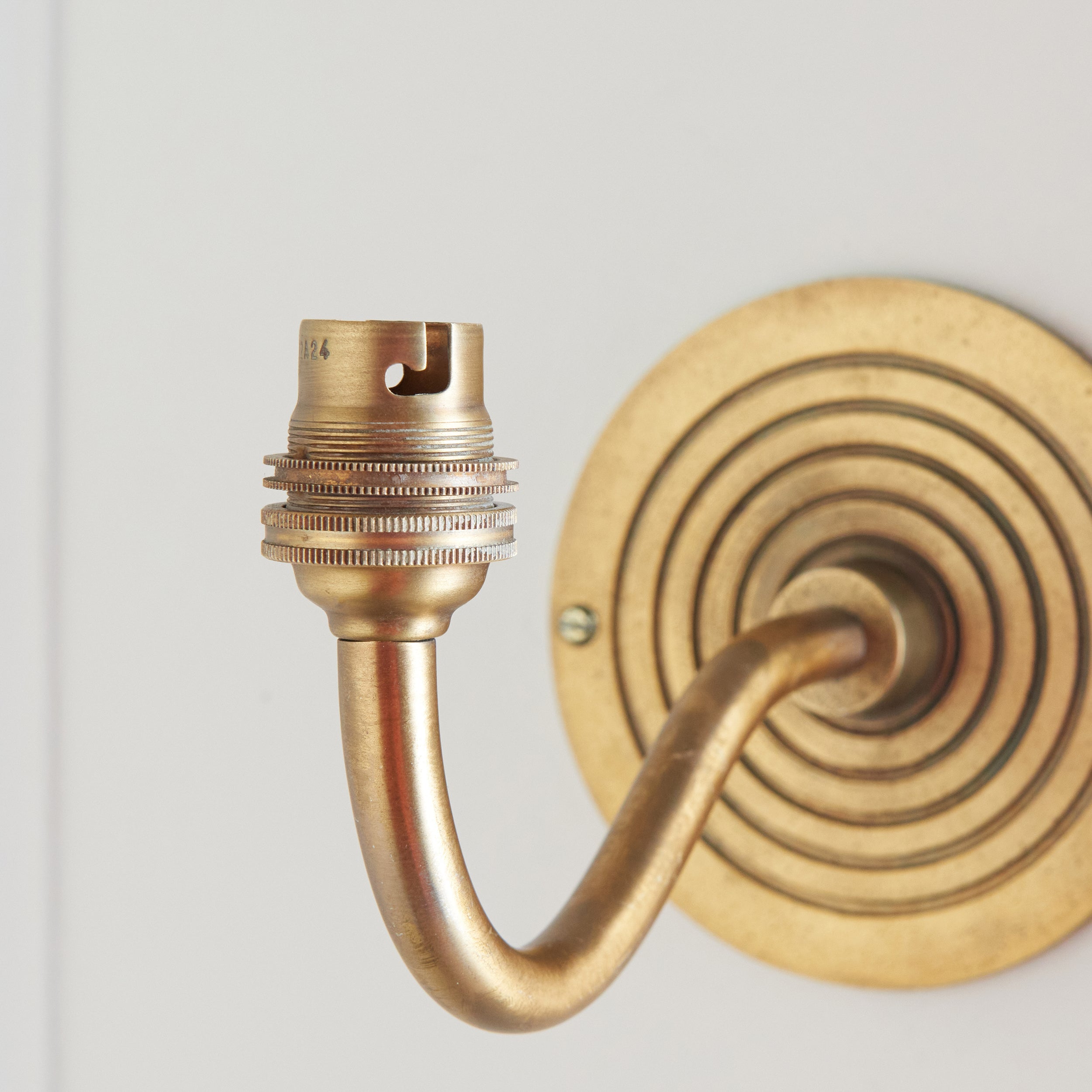 Fissaggio a Muro in Ottone a Curva Ripple
