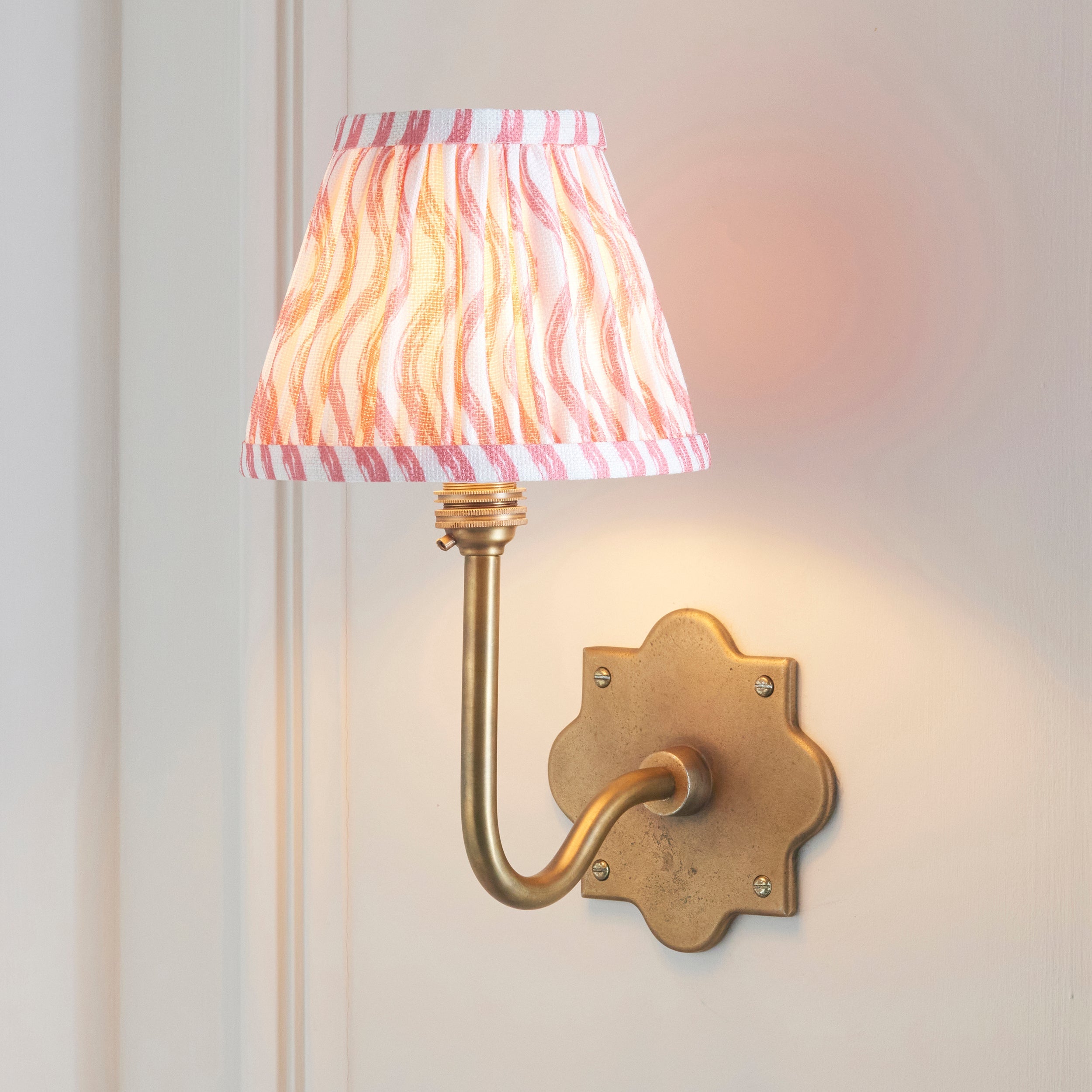 Applique da Parete Anvil Swan in Ottone Antico e Paralume Ripple 16cm Rosa Corallo