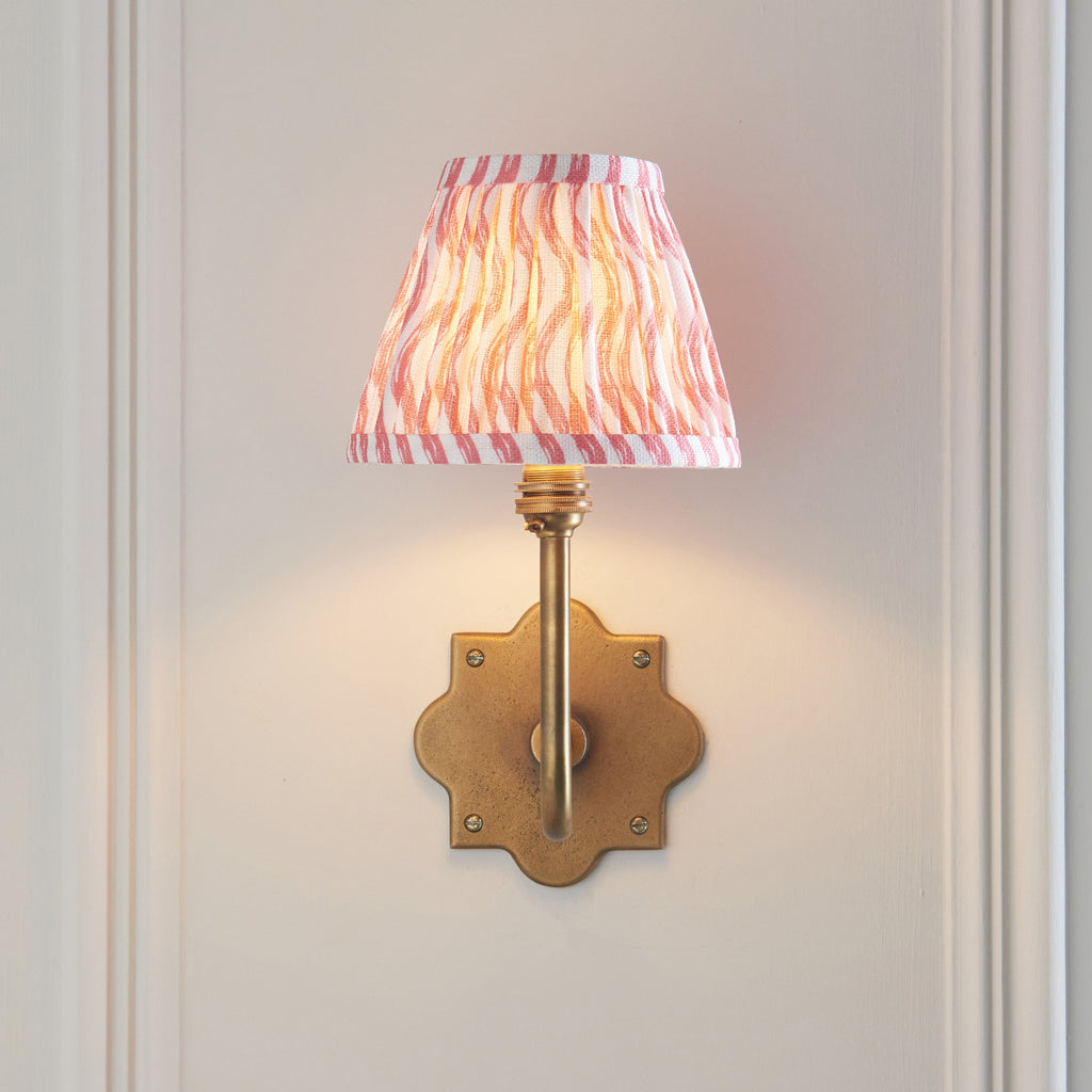 Applique da Parete Anvil Swan in Ottone Antico e Paralume Ripple 16cm Rosa Corallo