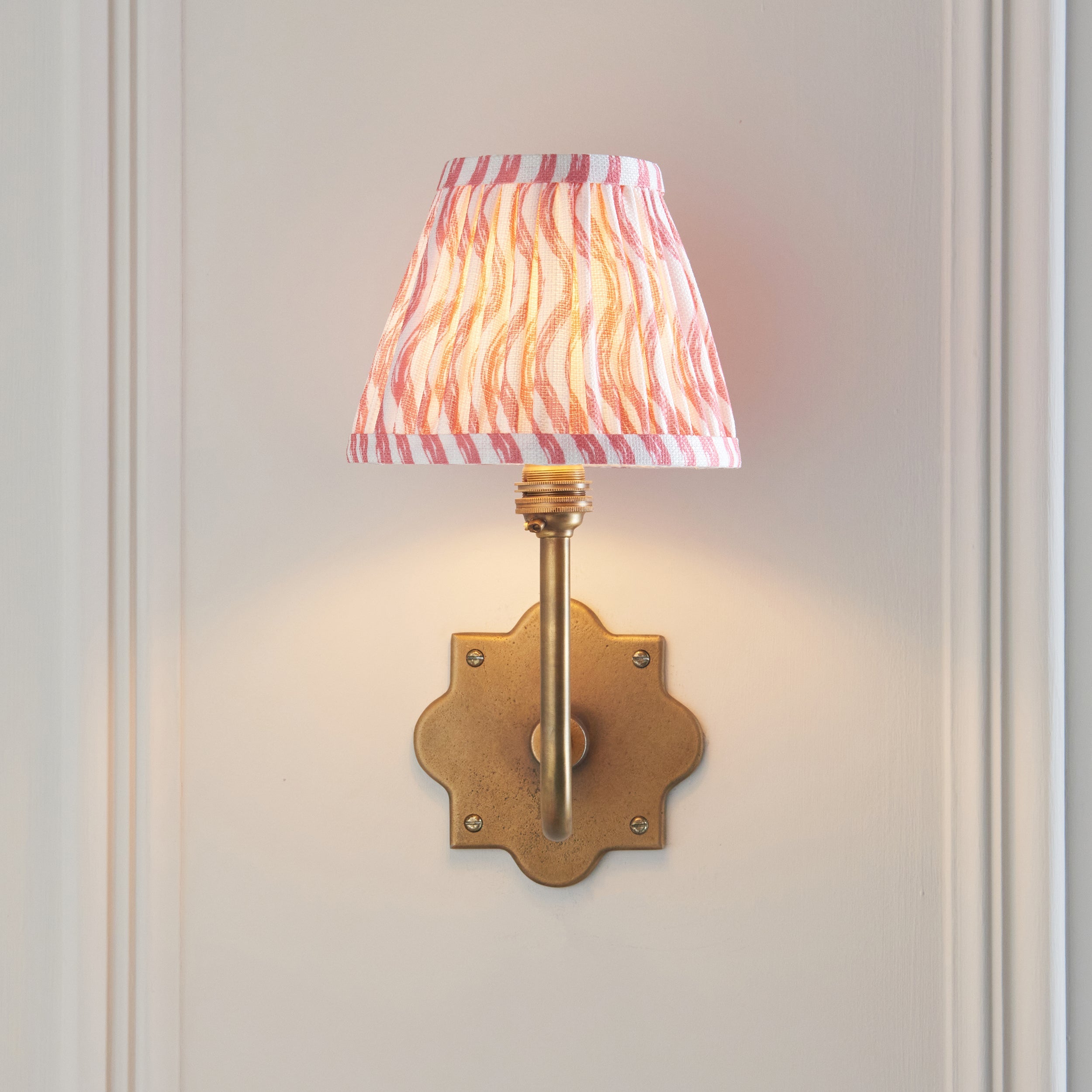 Applique da Parete Anvil Swan in Ottone Antico e Paralume Ripple 16cm Rosa Corallo