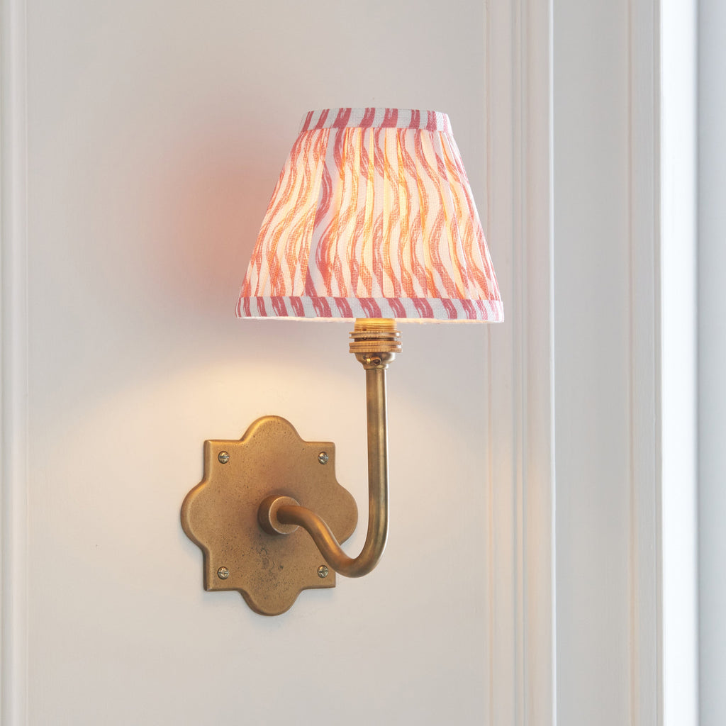 Applique da Parete Anvil Swan in Ottone Antico e Paralume Ripple 16cm Rosa Corallo