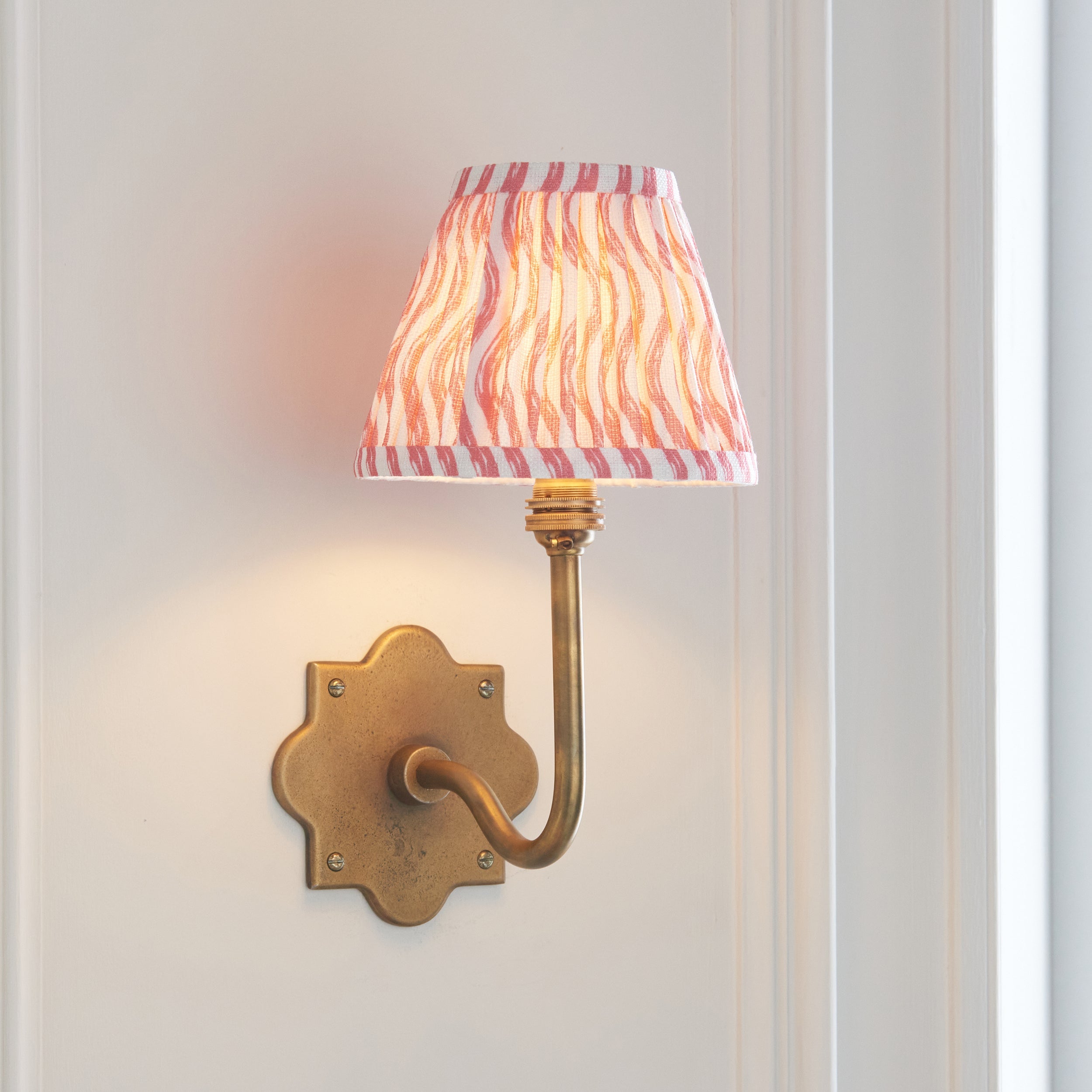 Applique da Parete Anvil Swan in Ottone Antico e Paralume Ripple 16cm Rosa Corallo