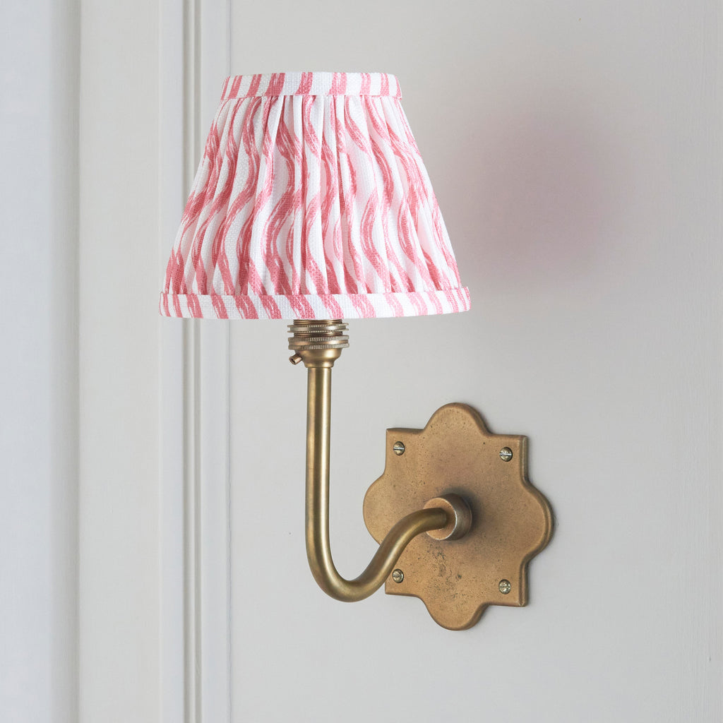 Applique da Parete Anvil Swan in Ottone Antico e Paralume Ripple 16cm Rosa Corallo