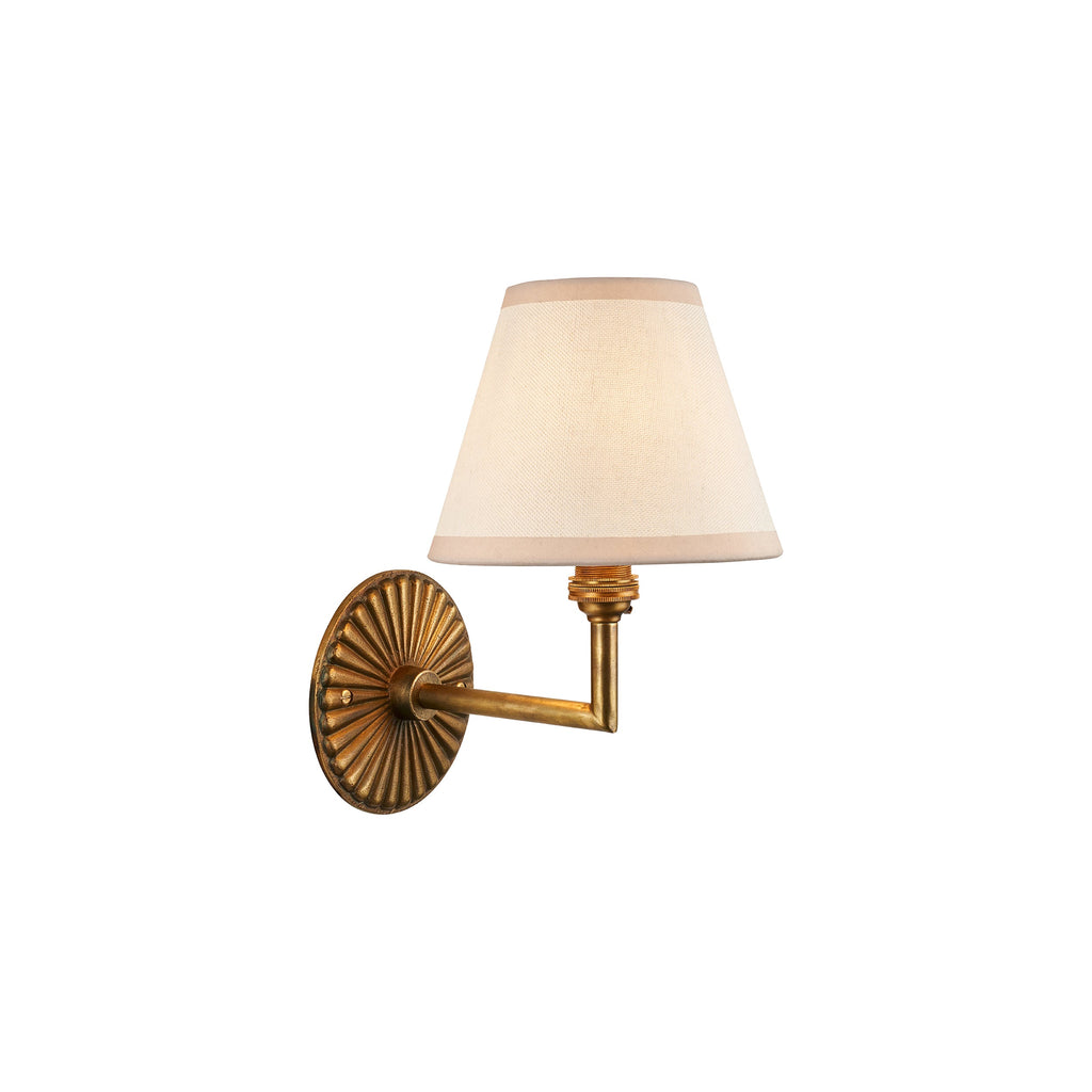 Lampada da Parete in Ottone Patinato Dahlia Angle con Paralume in Edera Bianca da 16 cm
