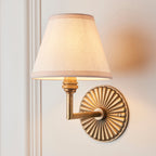 Lampada da Parete in Ottone Patinato Dahlia Angle con Paralume in Edera Bianca da 16 cm