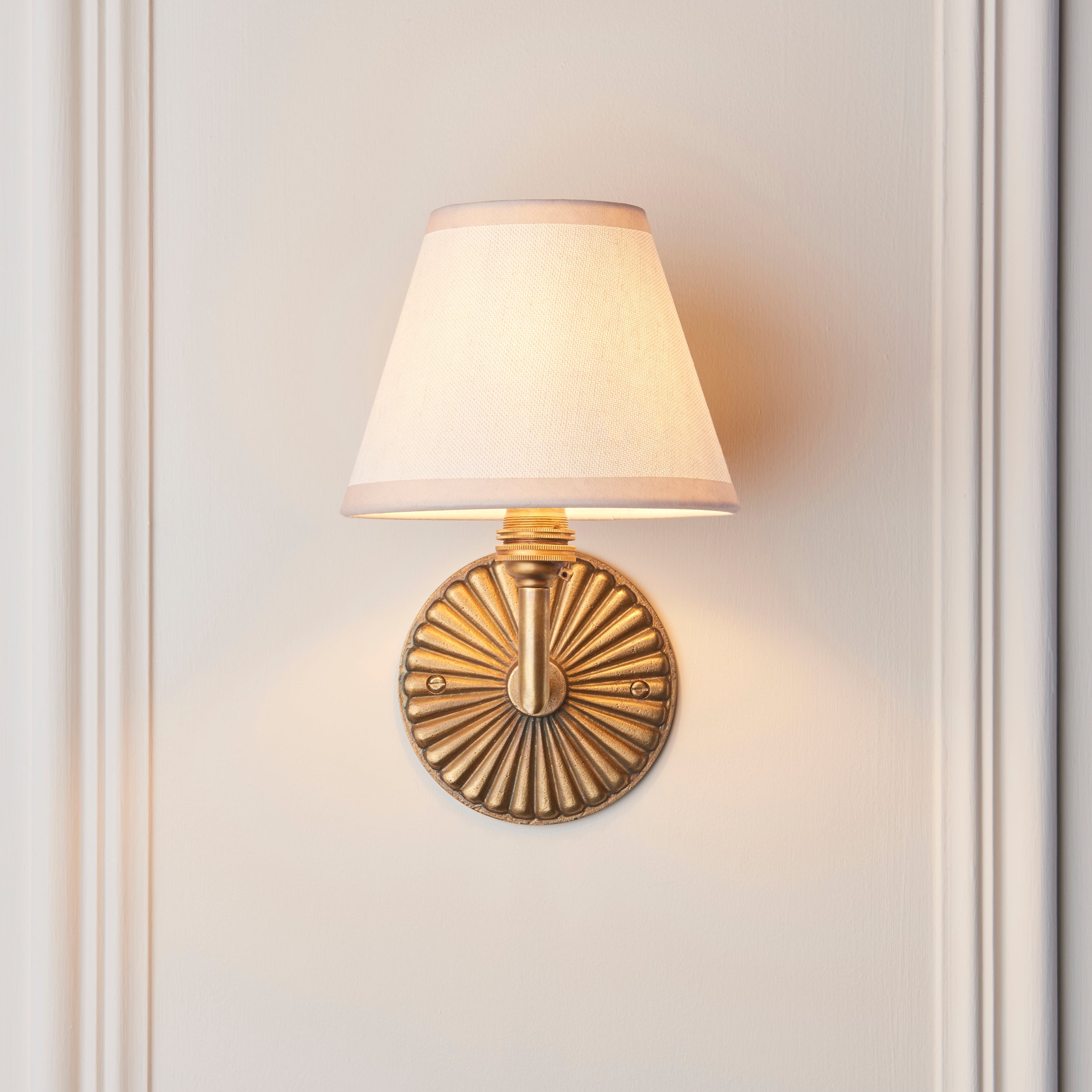Lampada da Parete in Ottone Patinato Dahlia Angle con Paralume in Edera Bianca da 16 cm