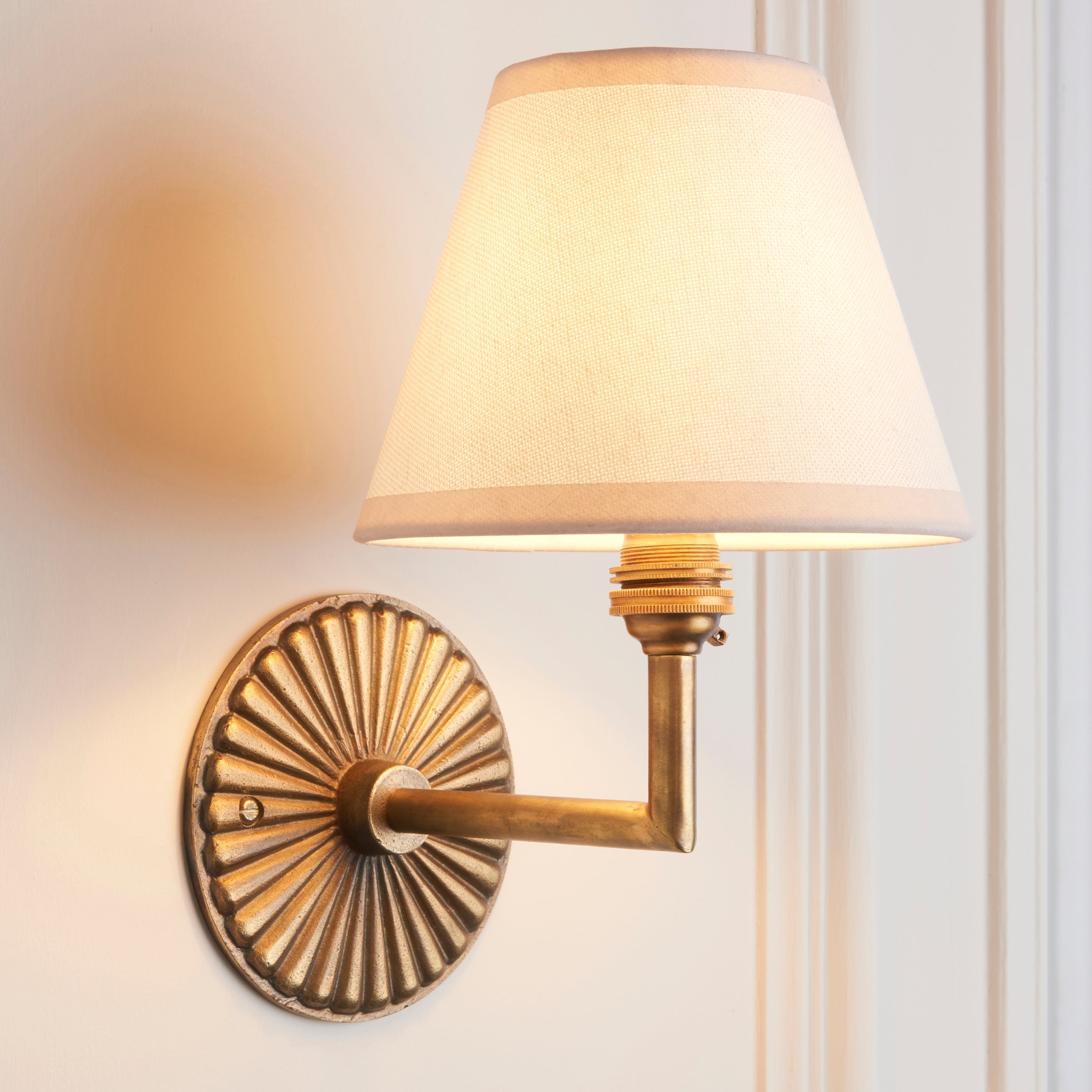Lampada da Parete in Ottone Patinato Dahlia Angle con Paralume in Edera Bianca da 16 cm