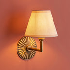 Lampada da Parete in Ottone Patinato Dahlia Angle con Paralume in Edera Bianca da 16 cm