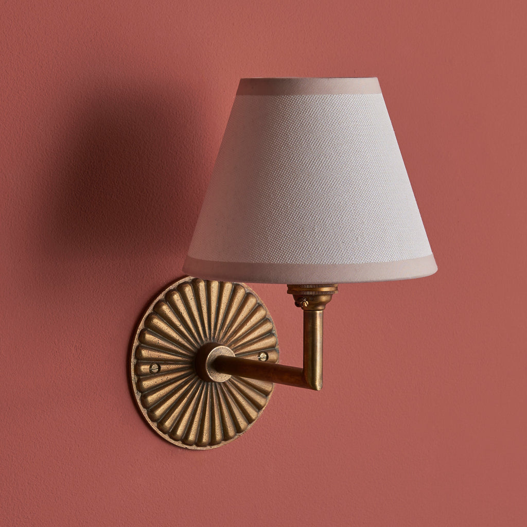 Lampada da Parete in Ottone Patinato Dahlia Angle con Paralume in Edera Bianca da 16 cm