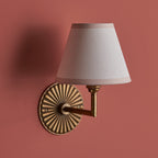 Lampada da Parete in Ottone Patinato Dahlia Angle con Paralume in Edera Bianca da 16 cm