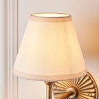 Lampada da Parete in Ottone Patinato Dahlia Angle con Paralume in Edera Bianca da 16 cm