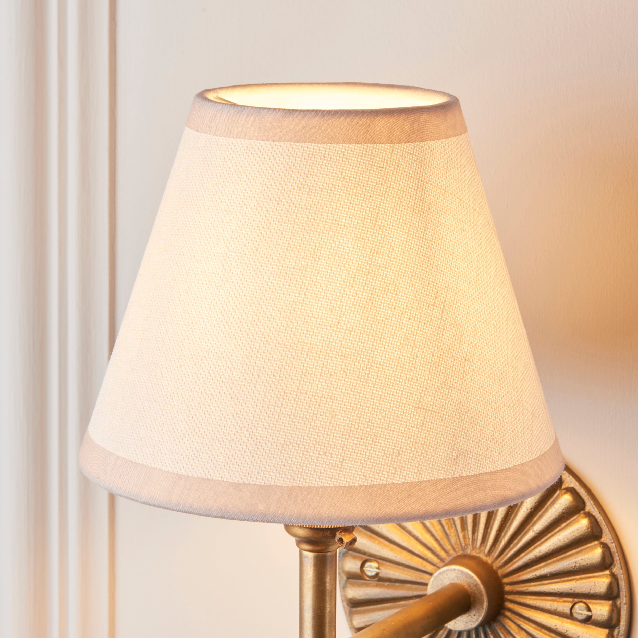 Lampada da Parete in Ottone Patinato Dahlia Angle con Paralume in Edera Bianca da 16 cm
