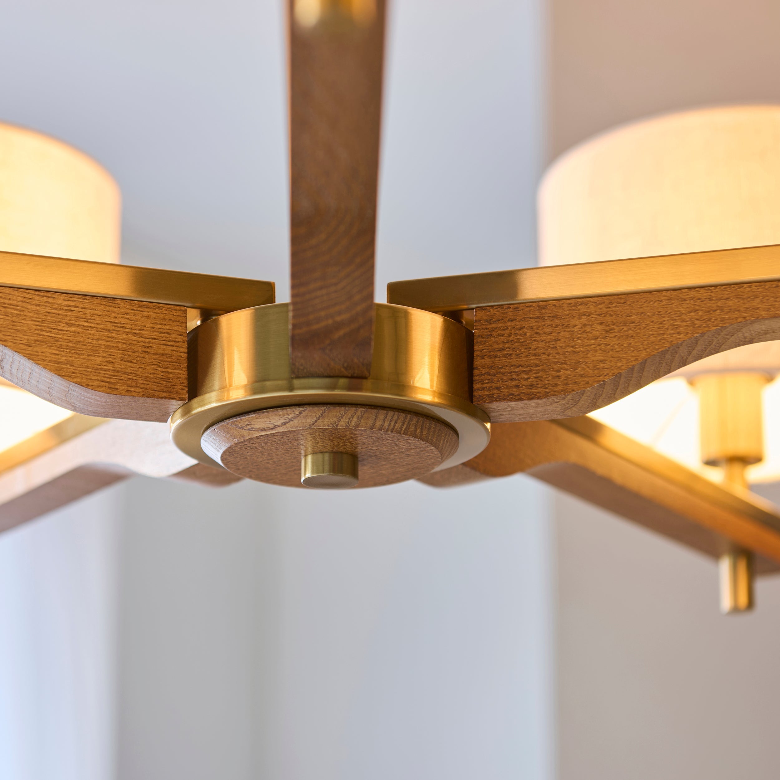 Heathcliff Lampadario a 5 Bracci in Legno Massello e Ottone