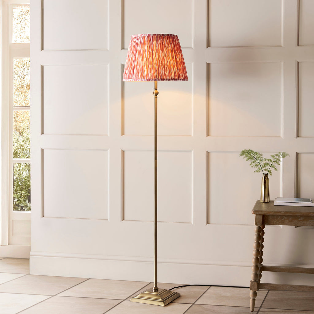Lampada da Terra Lille in Ottone e Paralume Ikat Rosa Corallo da 40 cm