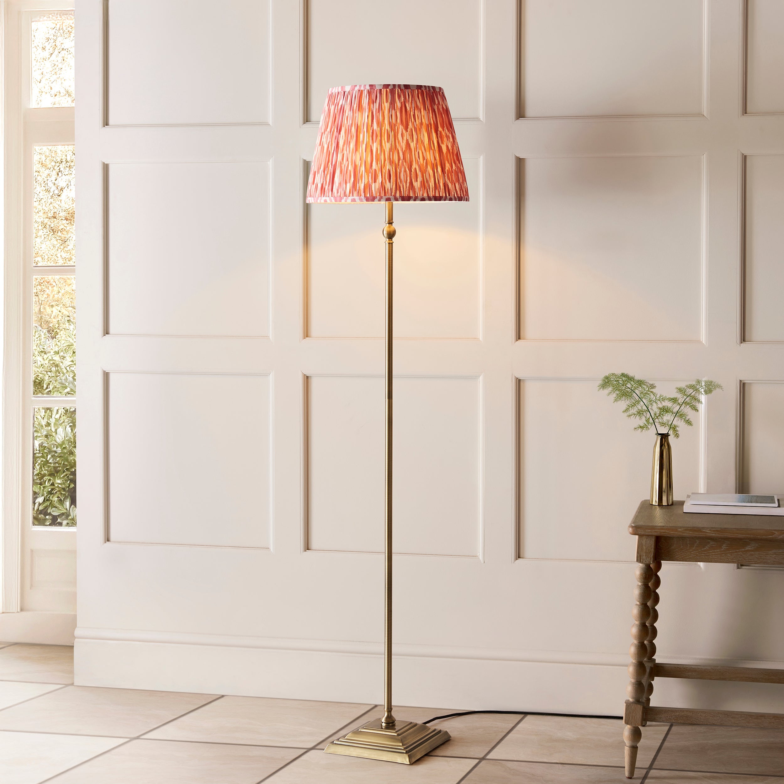 Lampada da Terra Lille in Ottone e Paralume Ikat Rosa Corallo da 40 cm