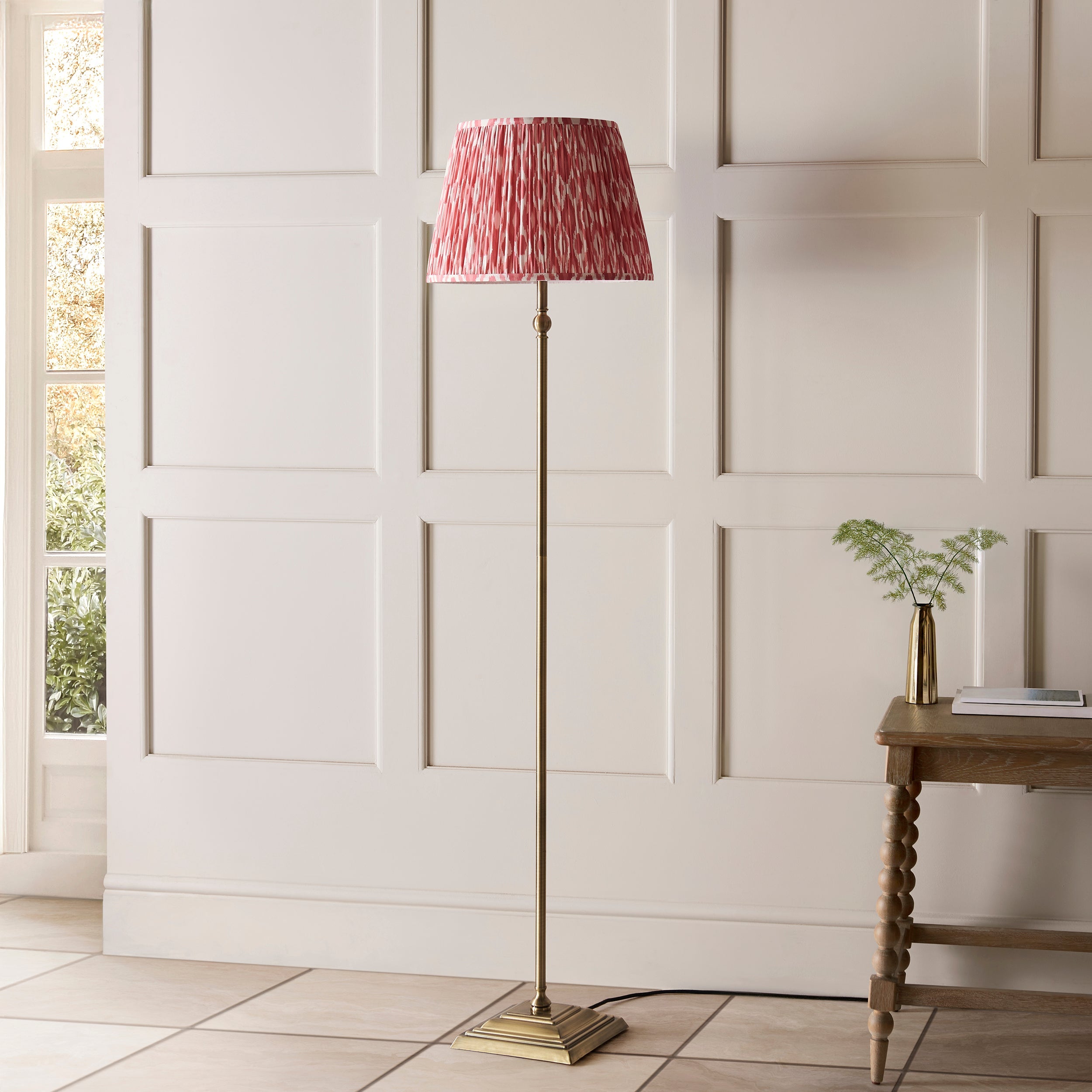 Lampada da Terra Lille in Ottone e Paralume Ikat Rosa Corallo da 40 cm