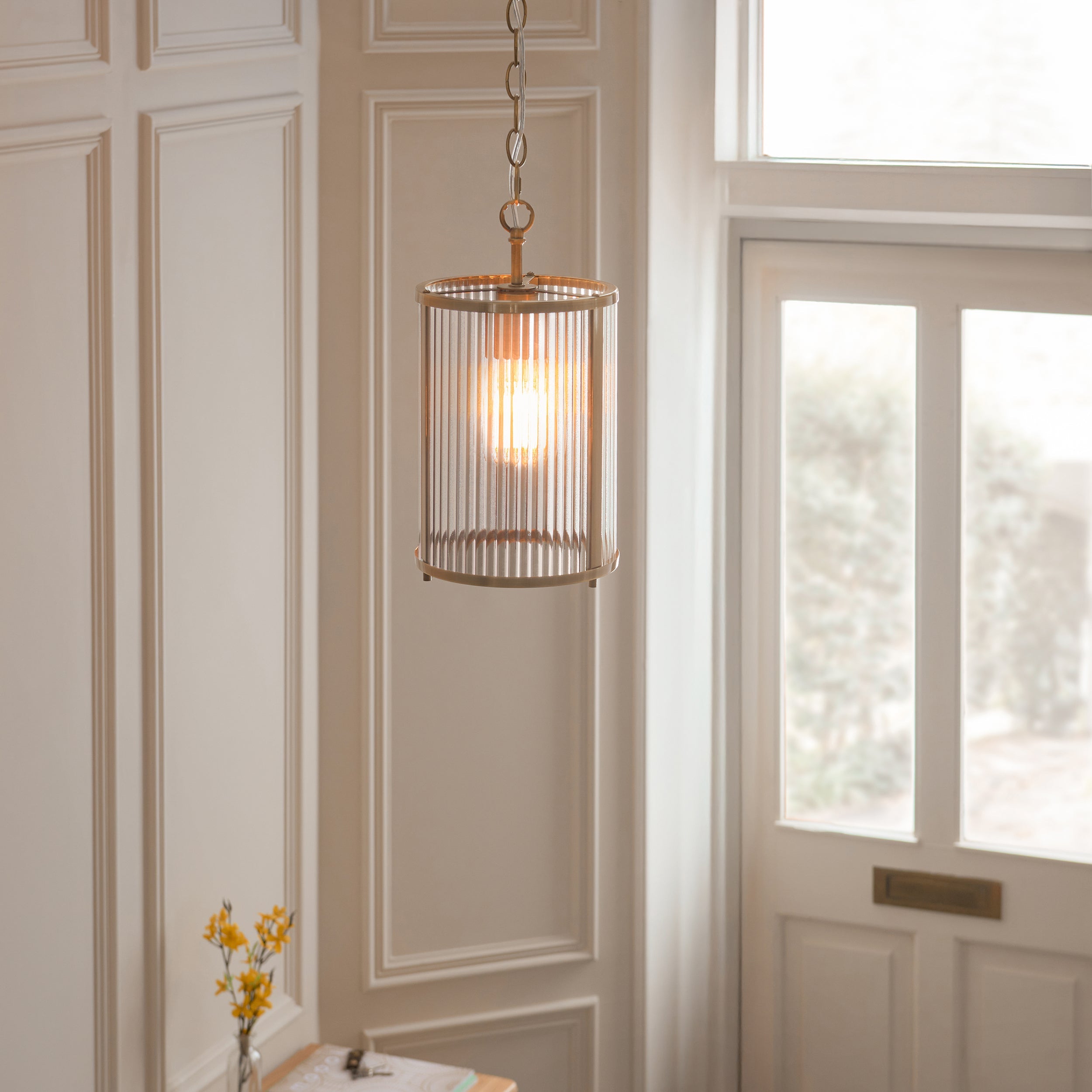 Ridgeton Pendant in Ottone Antico con Paralume in Vetro Rigato