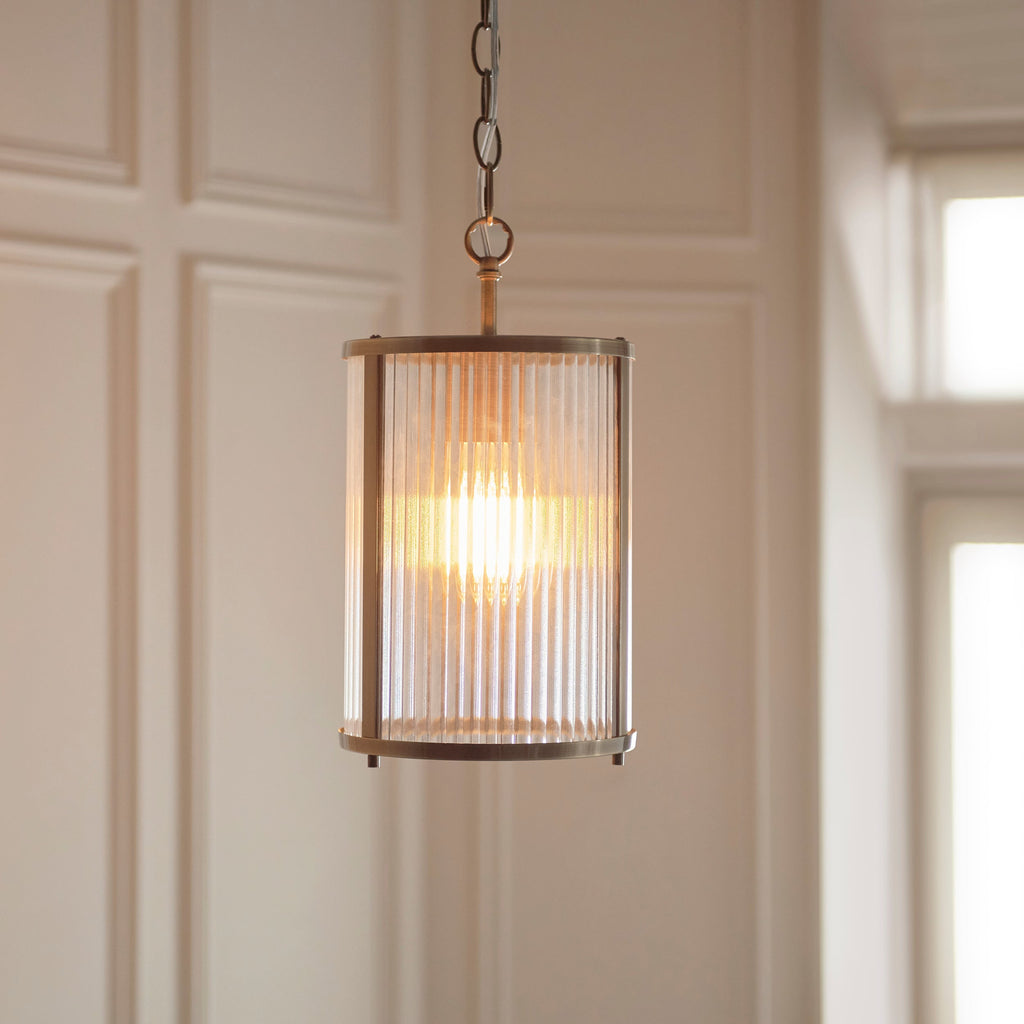 Ridgeton Pendant in Ottone Antico con Paralume in Vetro Rigato