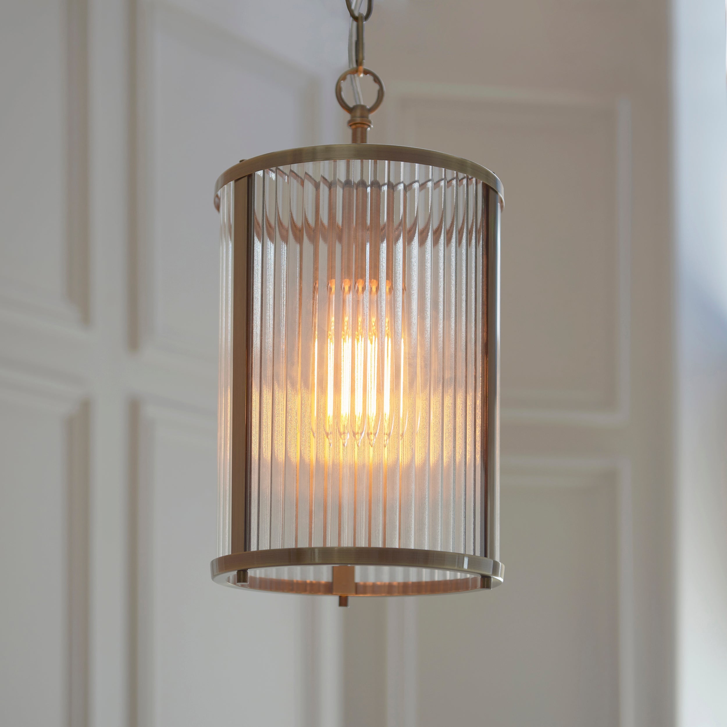 Ridgeton Pendant in Ottone Antico con Paralume in Vetro Rigato