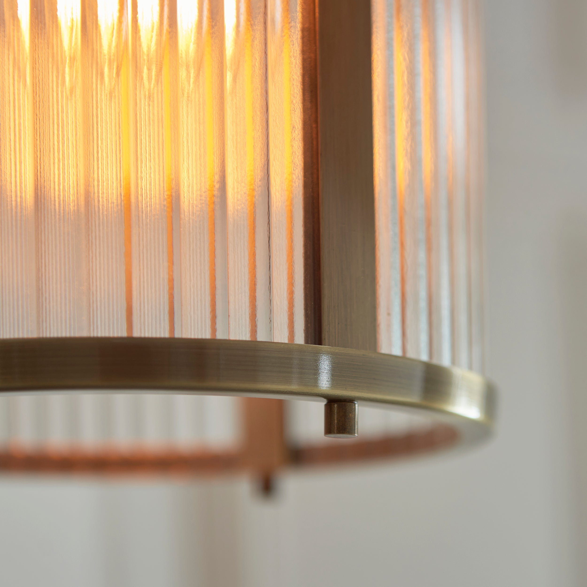 Ridgeton Pendant in Ottone Antico con Paralume in Vetro Rigato