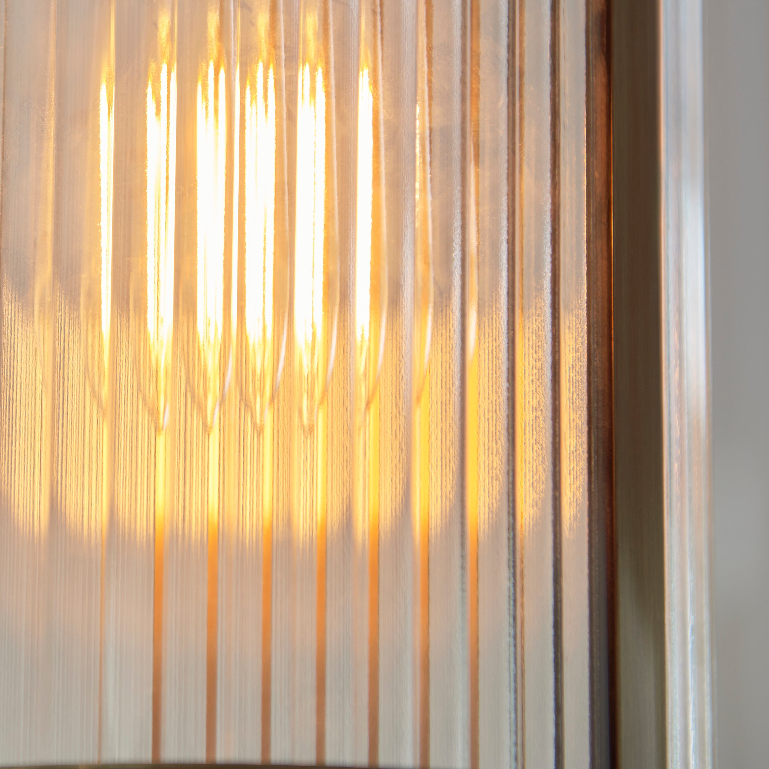 Ridgeton Pendant in Ottone Antico con Paralume in Vetro Rigato