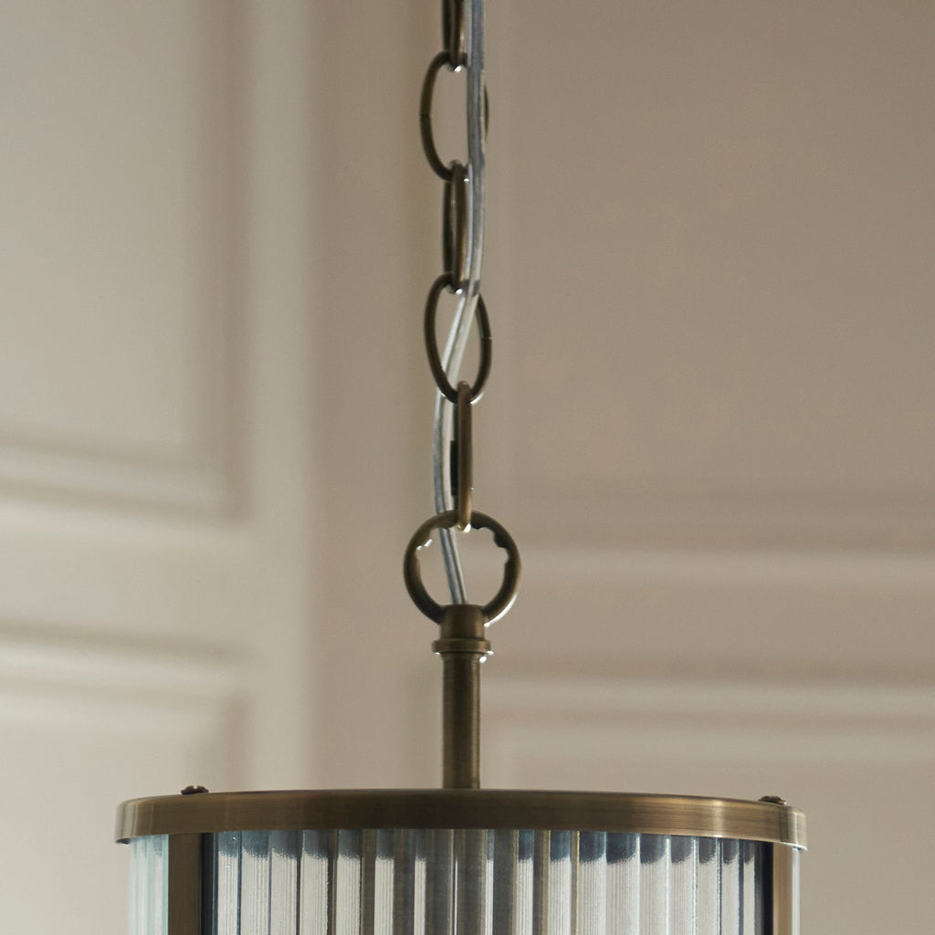 Ridgeton Pendant in Ottone Antico con Paralume in Vetro Rigato