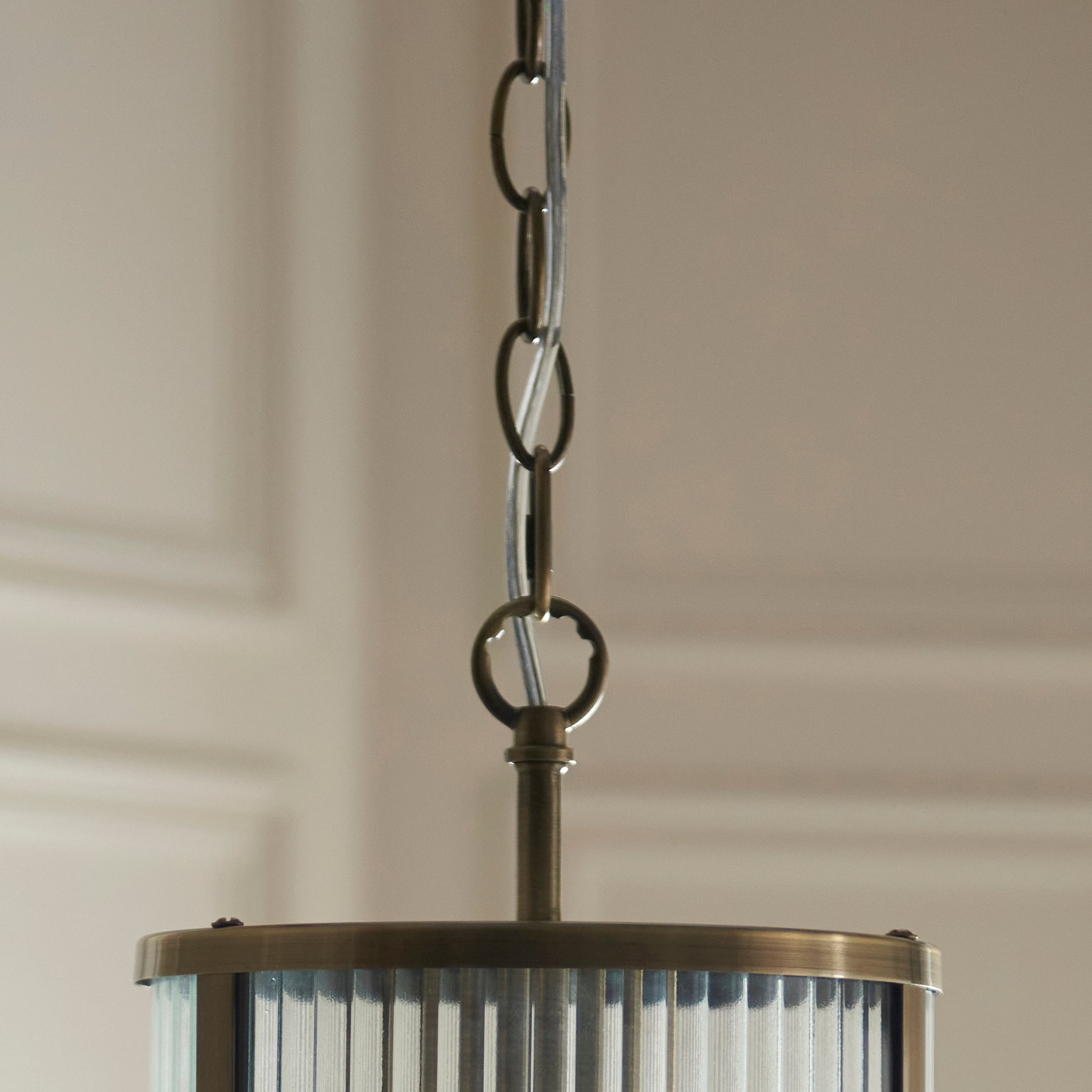 Ridgeton Pendant in Ottone Antico con Paralume in Vetro Rigato