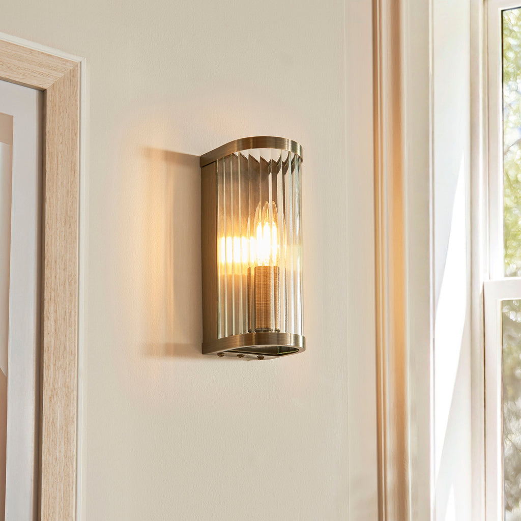 Ridgeton Lampada da Parete in Ottone Antico con Ombra in Vetro Striato
