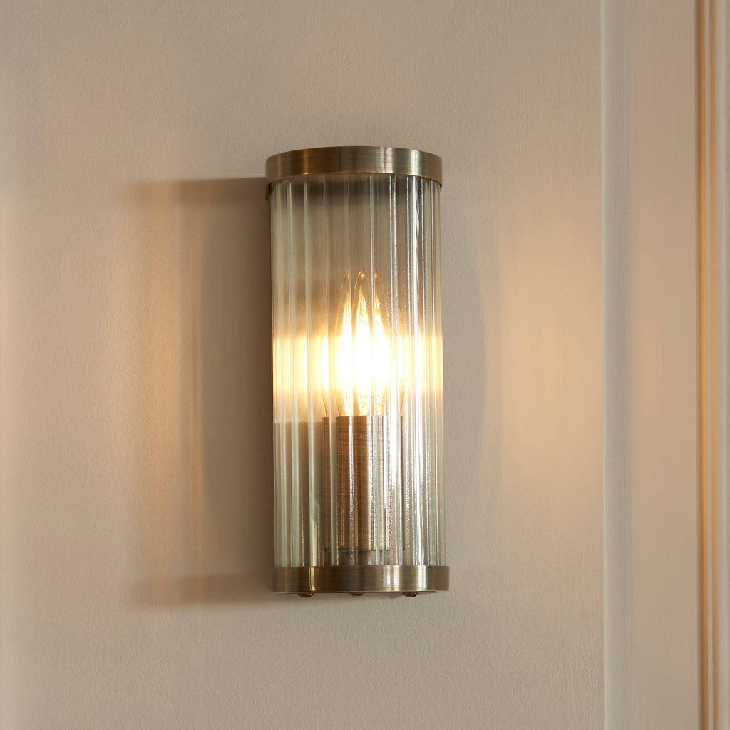 Ridgeton Lampada da Parete in Ottone Antico con Ombra in Vetro Striato