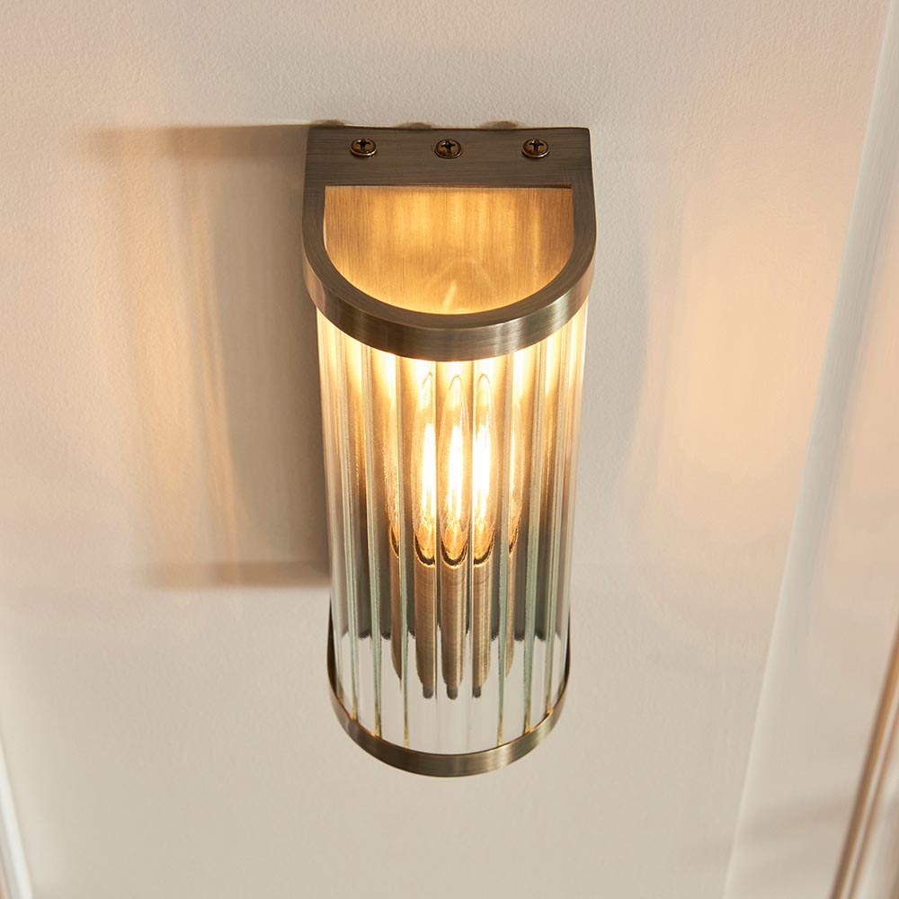 Ridgeton Lampada da Parete in Ottone Antico con Ombra in Vetro Striato