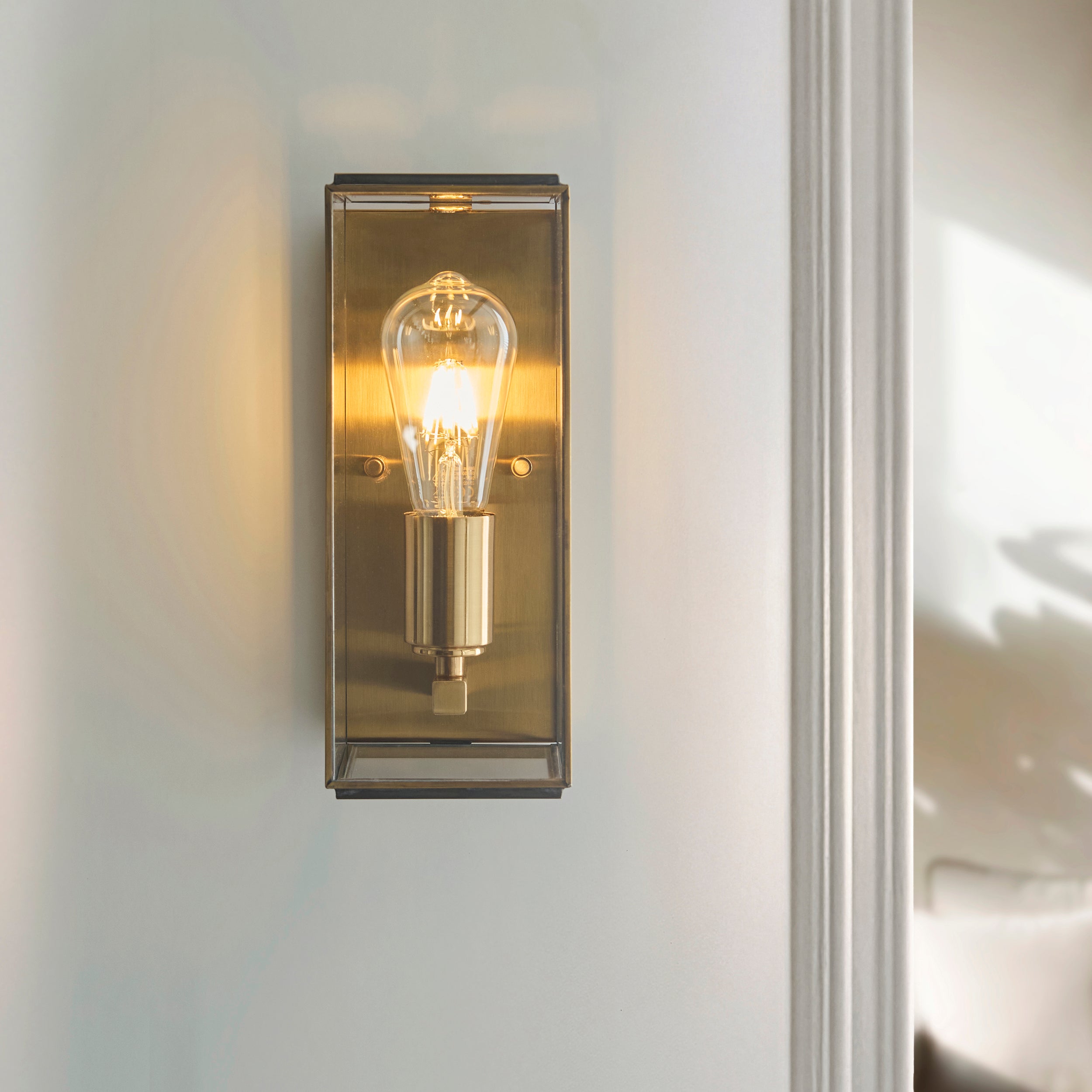 Lampada da Parete in Ottone Hammond con Pannelli in Vetro