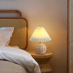 Lampada da Tavolo LED a Pallone Conico Pieghettato in Rattan Nordico Contemporaneo per Camera da Letto