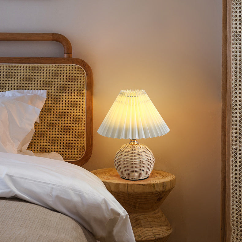 Lampada da Tavolo LED a Pallone Conico Pieghettato in Rattan Nordico Contemporaneo per Camera da Letto
